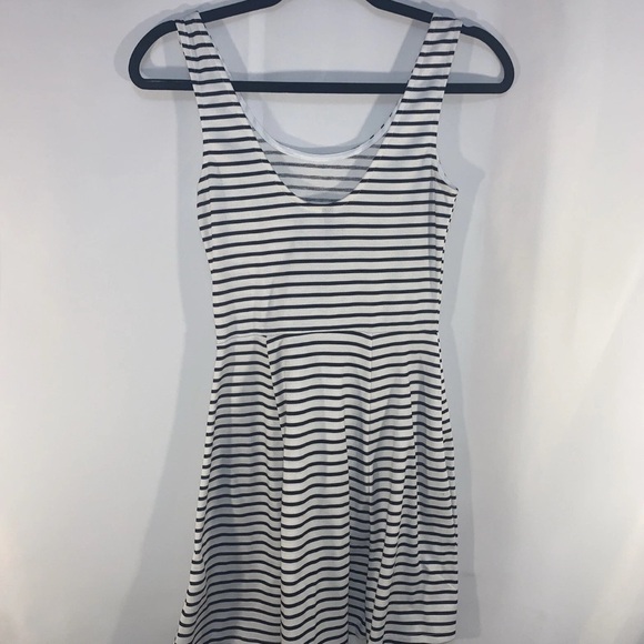 H&M Divided Dress Woman's Size 14 Striped Black/White #761 - Picture 7 of 7